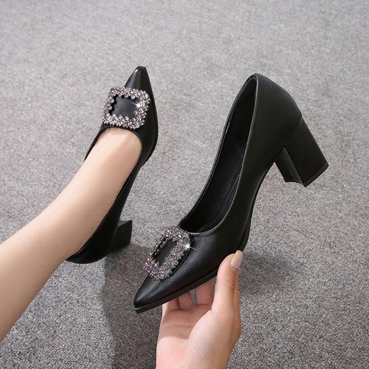 Black mid-heel pointed shoes with rhinestones